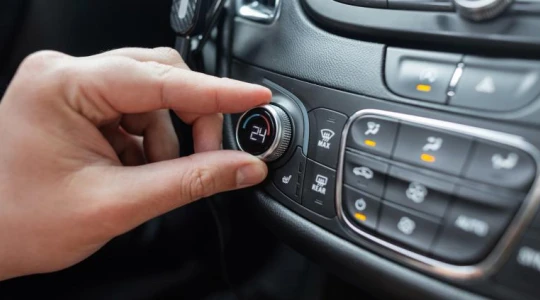 Koniec ery ekranów dotykowych. Chiny wymuszają powrót fizycznych przycisków od 2027 roku