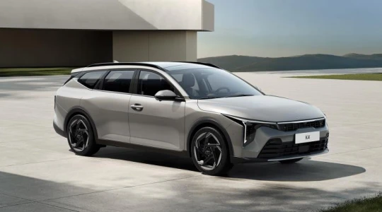 Kia K4 Kombi oficjalnie wyceniona. Przestrzeń klasy średniej w cenie kompaktu